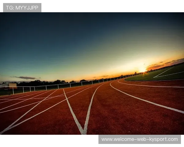 夜间田径赛首次试行，灯光效果获好评，夜晚田径场跑道照片